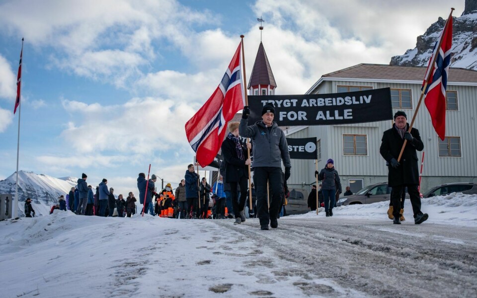 RETTIGHETER: Fagbevegelsen har kjempet for innføring av allmengjøringsloven og ferieloven på Svalbard i flere år. Bildet er fra 1. mai-toget fra noen år tilbake.