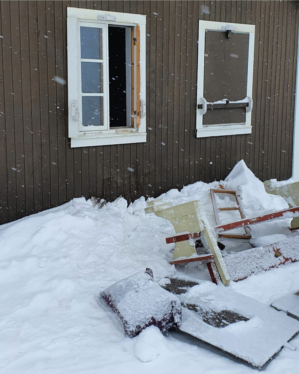 Isbjørnen fikk tatt med seg en del ut av hytta. Isbjørnen fikk tatt med seg en del ut av hytta.