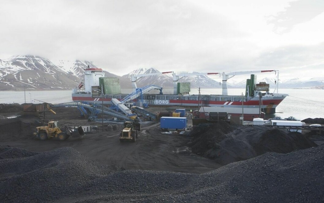 OLJEKUTT: «Amstelborg» ble første skip som lastet kull på Hotellneset fra den nye kullkaia i 2013. Kull-eksporten fra Svalbard blir dyrere når regjeringen innfører forbud mot tungolje som drivstoff.