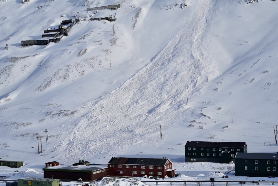 Snøskredet stoppet rett overfor et av husene i Nybyen.