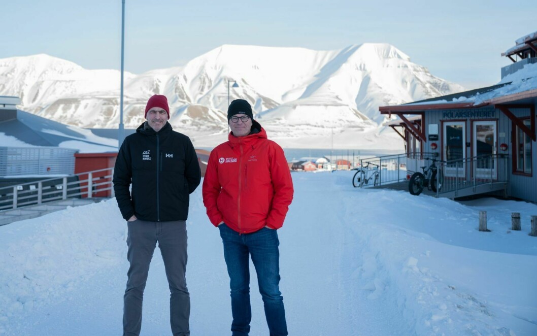Fornøyde samarbeidspartnere: Direktør i Store Norske, Jan Morten Ertsaas (t.v.) og destinasjonsdirektør i Hurtigruten Svalbard, Per Brochmann, mener at salget ikke bare er godt nytt for dem, men også for lokalsamfunnet.