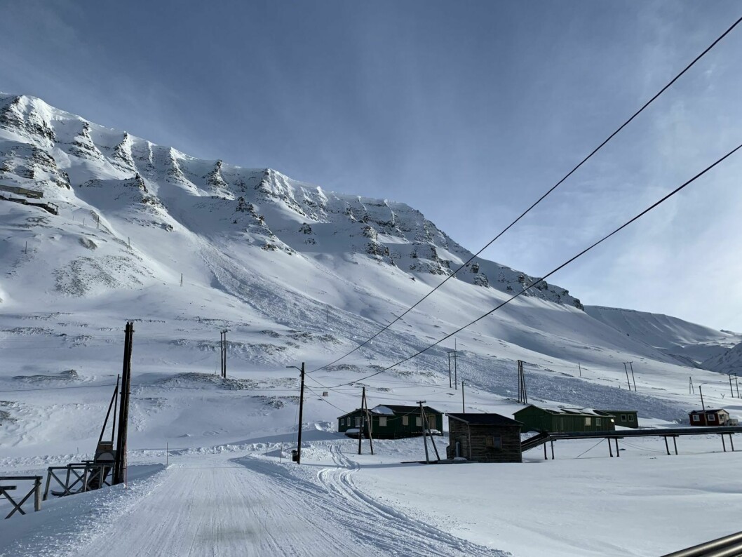 Søndag gikk det et stort snøskred i Nybyen. Nå er evakueringen opphevet.