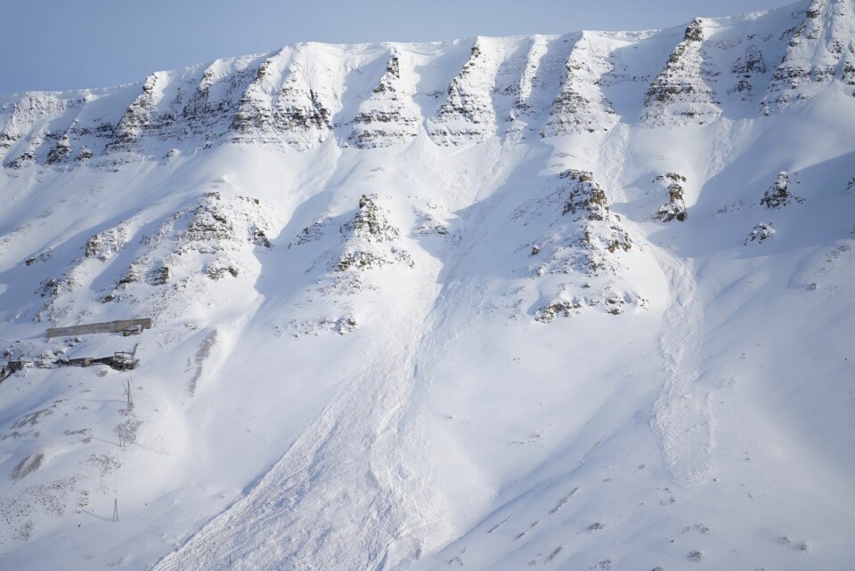 Det var ikke skavlen på toppen som raste. Raset var selvutløst under toppen av fjellet.