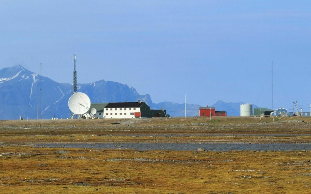 GRØNNERE: Isfjord Radio, her med inntegnet solcelleanlegg på taket, skal få varmtvannslagring av energi og batteripark før sommeren.