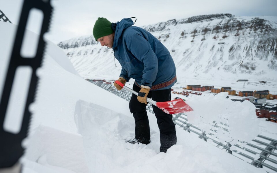 Sigmund Andersen tar snøprøver ved støtteforbygningene på Sukkertoppen. De siste dagene har det stabilisert seg rundt byen, men det er fremdeles skredfare i utsatte områder.