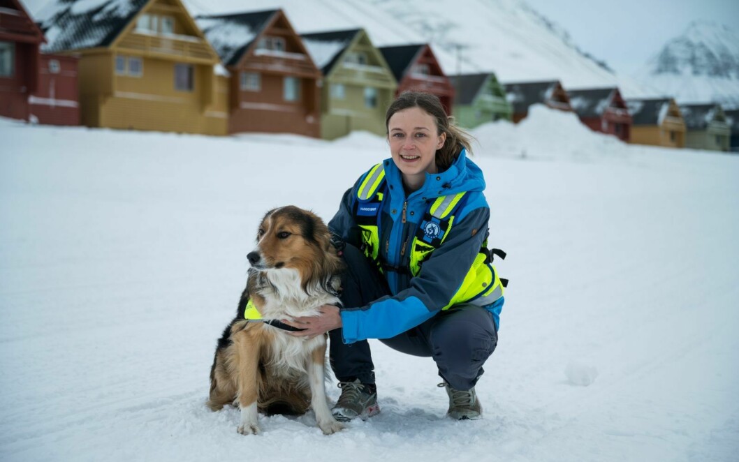 Ny-godkjente: Karine Hauan og hunden Snapp tok godkjenningen sin forrige uke. Nå er de klare for utkalling ved eventuelle skred-redningsaksjoner.