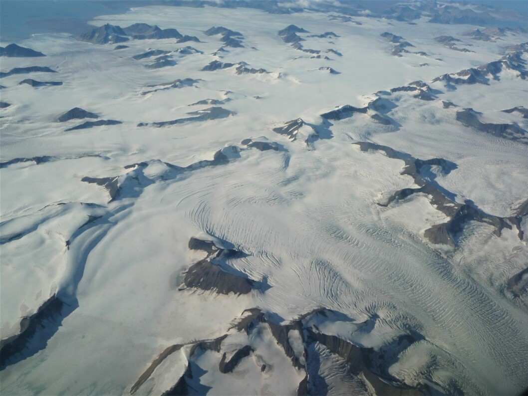 Polakkbreen: Midt i bildet, slik kan overgangen mellom en bre i hvilefasen og øvre del av en surgende bre se ut. Polakkbreen under full surge i 2013. Polakkbreen: Midt i bildet, slik kan overgangen mellom en bre i hvilefasen og øvre del av en surgende bre se ut. Polakkbreen under full surge i 2013.