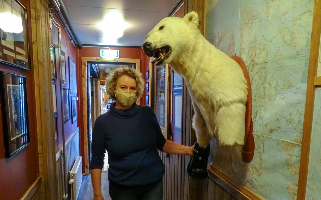 FORPART: Daglig leder Iris Dahle Bjørkmann i Mary-Anns Polarrigg vil restaurere bjørnebysten i hotellgangen. Den har blant annet mistet en labb. – Historiene om de utstoppede dyrene blir en del av opplevelsen for gjestene, forteller hun.