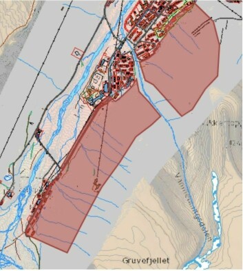 SKREDFARE: Sysselmannen innfører oppholds- og ferdselsforbud på oversiden av all bebyggelse fra sørsiden av Spisshusene til sørenden av bebyggelsen i Nybyen, vist med rødt på kartet.