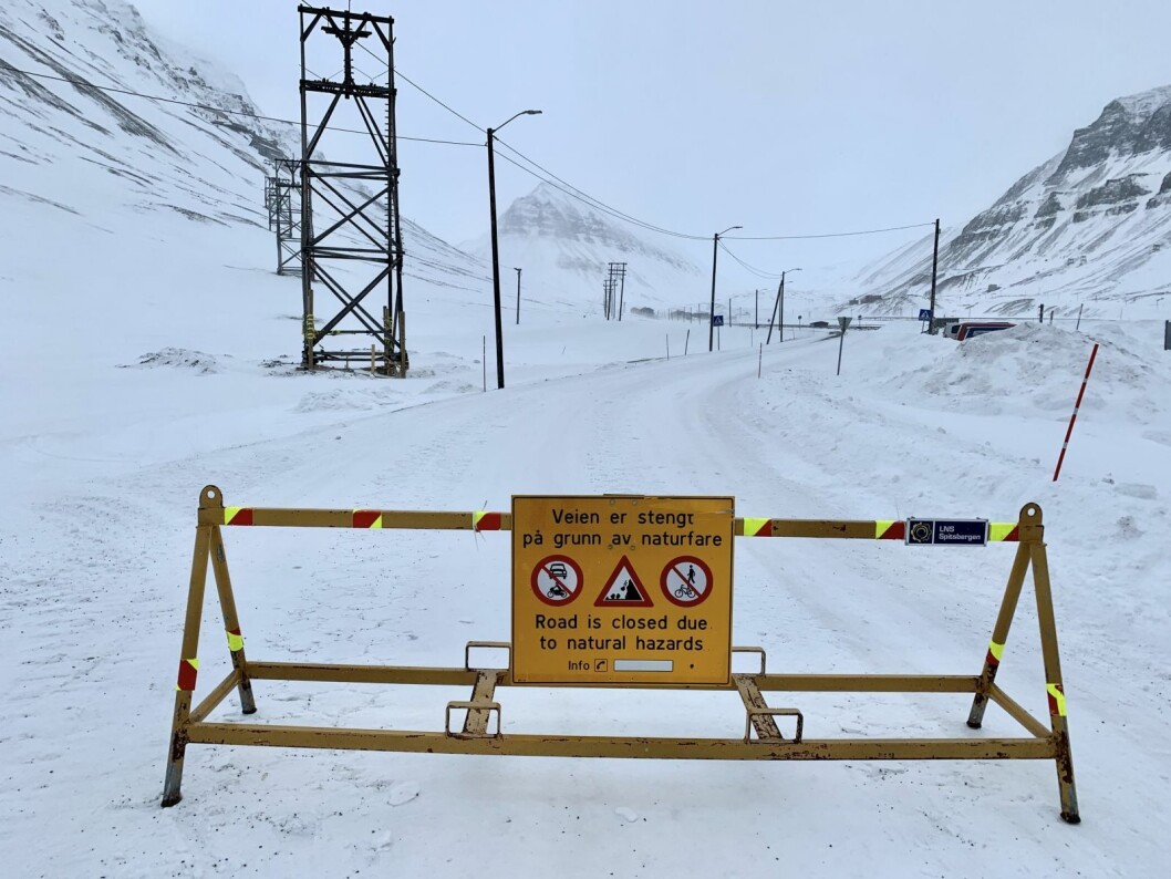 Stengt: Vei 100 på østsiden av Longyeardalen er stengt fra Longyearbyen skole/det gamle sykehuset til krysset i Nybyen. Stengt: Vei 100 på østsiden av Longyeardalen er stengt fra Longyearbyen skole/det gamle sykehuset til krysset i Nybyen.