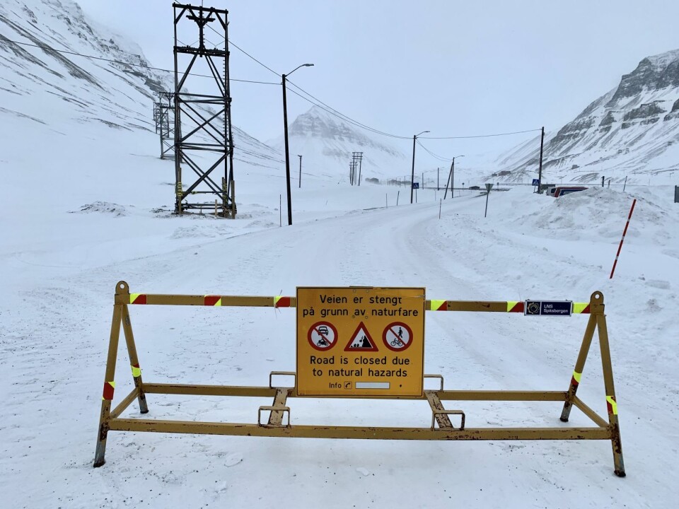 Stengt: Vei 100 på østsiden av Longyeardalen er stengt fra Longyearbyen skole/det gamle sykehuset til krysset i Nybyen.