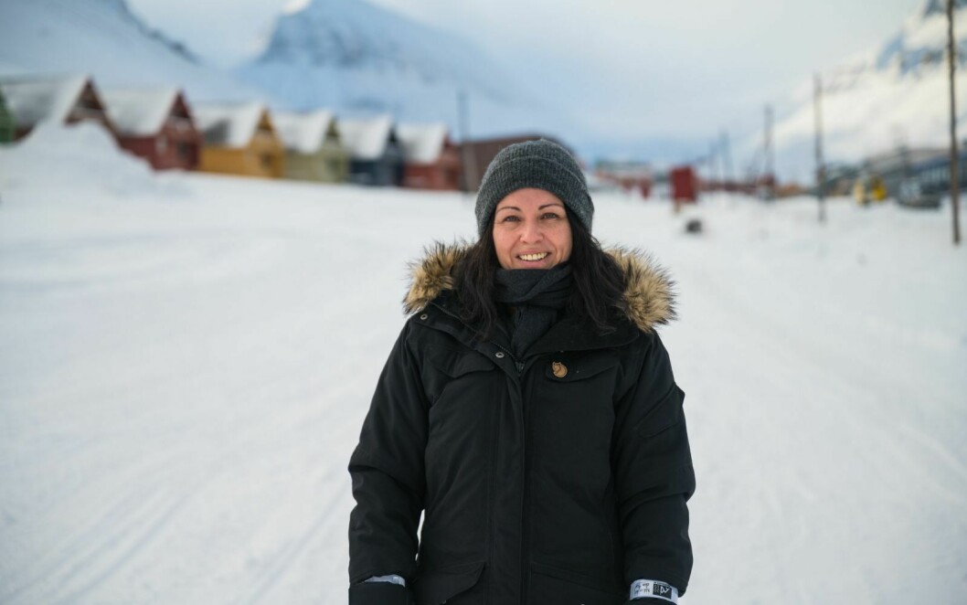 Fra koronastengte Oslo til frie Svalbard: Vibeke Olsgård flyttet til Longyearbyen i fjor, etter et halvt år med nedstenging i Oslo. Det føltes friere her oppe, synes hun.