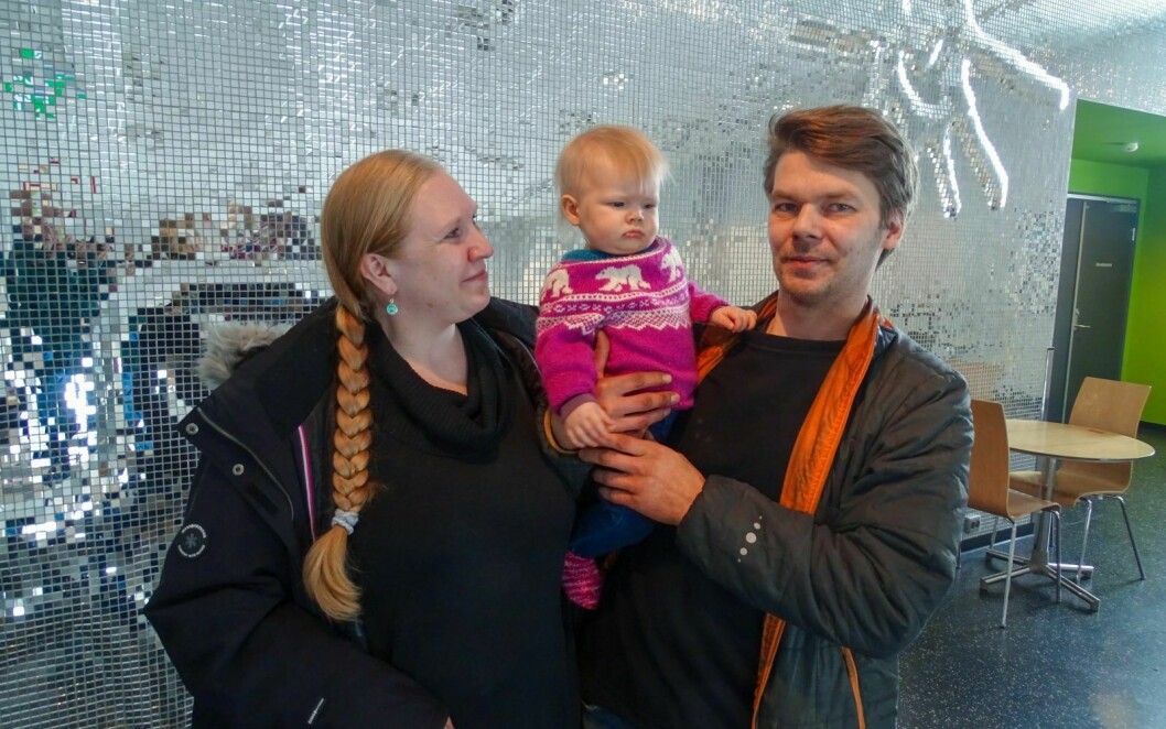MIDTPUNKT: Kari Stokke og Ken-Håvard Magnussen med datteren Kristina (14 mnd), som står på venteliste for barnehageplass. I mellomtiden er de takknemlige for fleksible arbeidsgivere som gjør det mulig å skyve arbeidstiden for å kunne være hjemme med datteren.