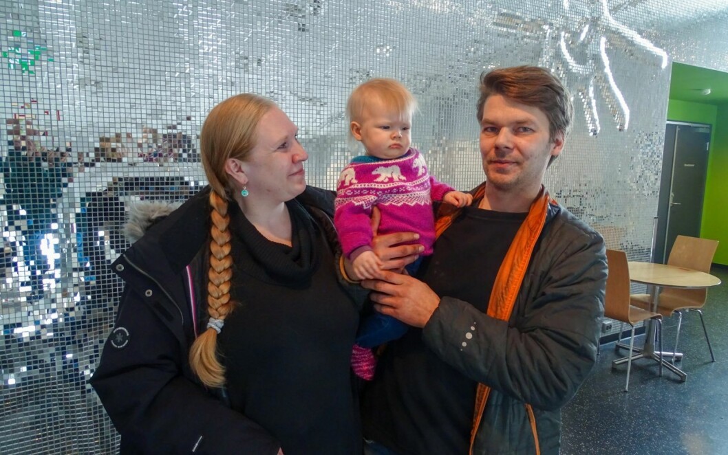 MIDTPUNKT: Kari Stokke og Ken-Håvard Magnussen med datteren Kristina (14 mnd), som står på venteliste for barnehageplass. I mellomtiden er de takknemlige for fleksible arbeidsgivere som gjør det mulig å skyve arbeidstiden for å kunne være hjemme med datteren. MIDTPUNKT: Kari Stokke og Ken-Håvard Magnussen med datteren Kristina (14 mnd), som står på venteliste for barnehageplass. I mellomtiden er de takknemlige for fleksible arbeidsgivere som gjør det mulig å skyve arbeidstiden for å kunne være hjemme med datteren.