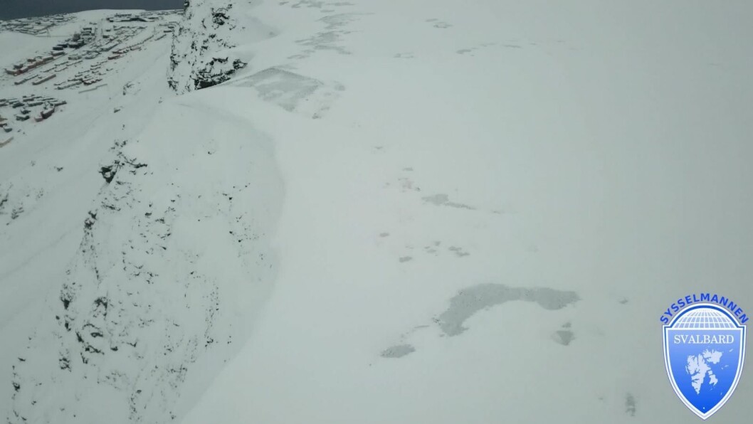 Sysselmannen undersøkte skavlene på Gruvefjellet med drone. Sysselmannen undersøkte skavlene på Gruvefjellet med drone.