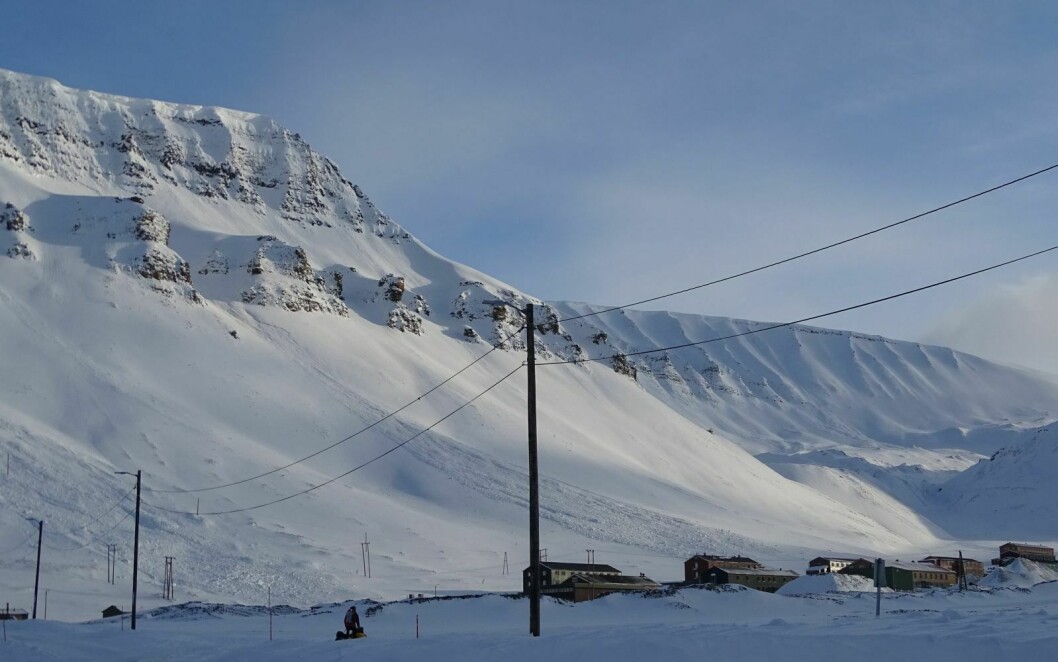 MÅ OMREGULERES: Før det blir aktuelt å vurdere bygging av skredsikring på Gruvefjellet over Nybyen, må arealplanen endres, påpeker Longyearbyen lokalstyre.