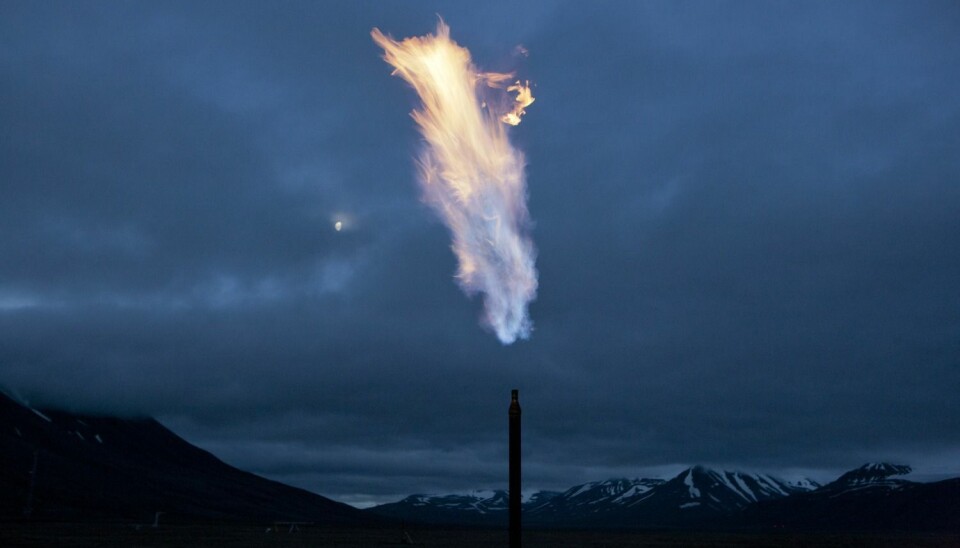 Gass strømmet opp fra CO2-borehull i Adventdalen, og ble antent av CO2-forskerne .