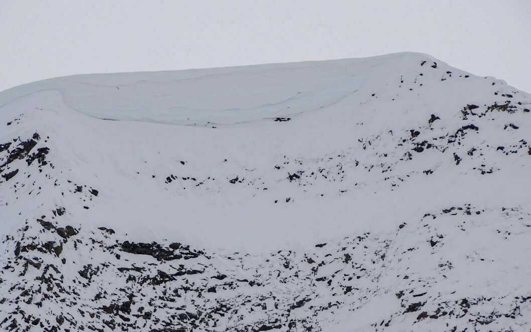 KAN SPRENGES NED: NVE vurderer at det vil være for stor fare for å gjøre skredskade på bebyggelsen i Nybyen til å sprenge ned til flere meter høye snøskavlene på Gruvefjellet.