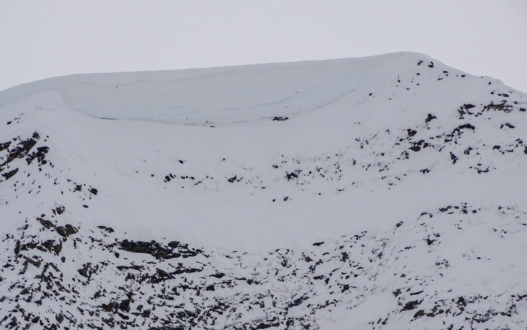 KAN SPRENGES NED: NVE vurderer at det vil være for stor fare for å gjøre skredskade på bebyggelsen i Nybyen til å sprenge ned til flere meter høye snøskavlene på Gruvefjellet. KAN SPRENGES NED: NVE vurderer at det vil være for stor fare for å gjøre skredskade på bebyggelsen i Nybyen til å sprenge ned til flere meter høye snøskavlene på Gruvefjellet.