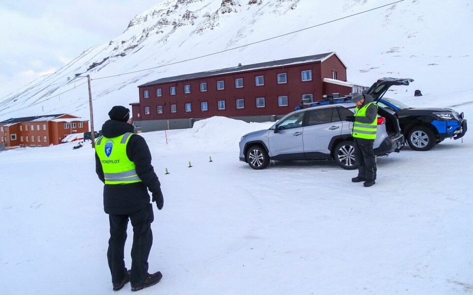 UNDERSØKER: Førstebetjent Anders Haugerud (t.v.) og Espen Olsen fra Sysselmannen undersøkte Gruvefjellet med drone etter melding om skred søndag ettermiddag.