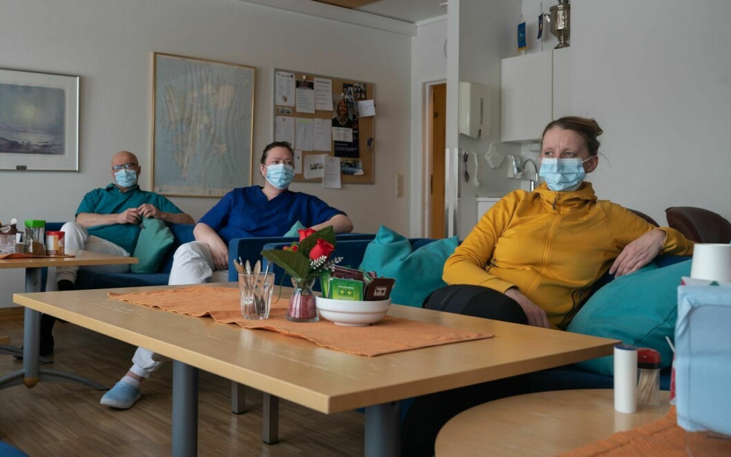 Vaksineteamet: Longyearbyen sykehus er godt igang med vaksineringen av fastboende. Om få uker starter man vaksineringen av personer mellom 18 og 45 år. Fra venstre: smittevernlege Knut Selmer, helsesekretær Harriet Wiggen og vaksinekoordinator Marthe Ødegård.