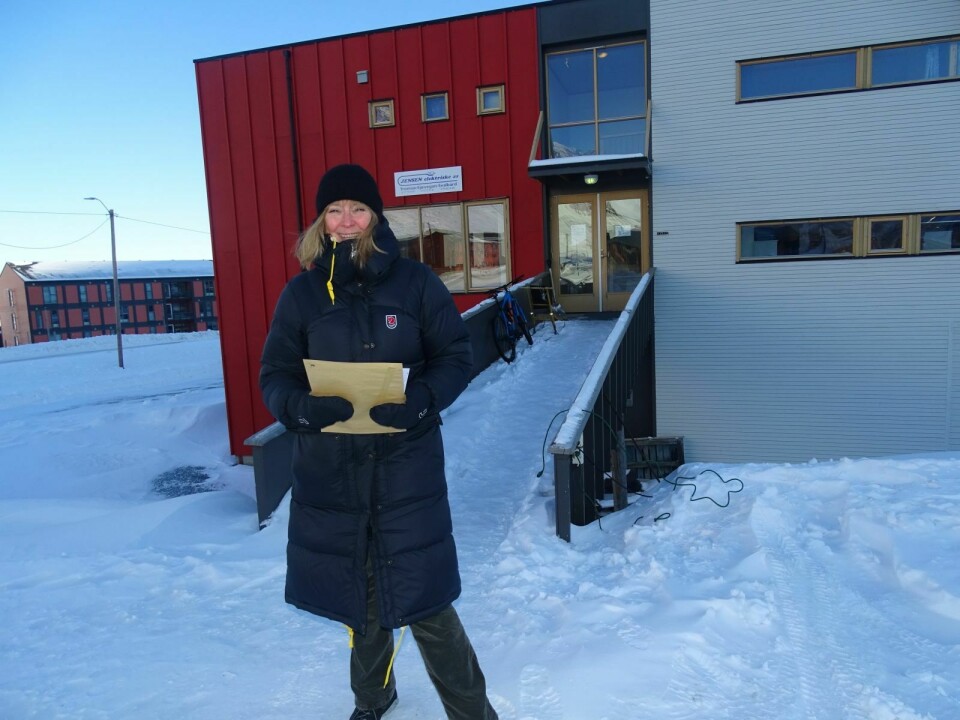 UTFLYTTET: Skattesjef Solveig Fosvold foran skattekontorets midlertidige husvære i Longyearbyen, foreløpig uten skilt på fasaden, mens Statsbygg renoverer nye lokaler i post- og bankbygget.