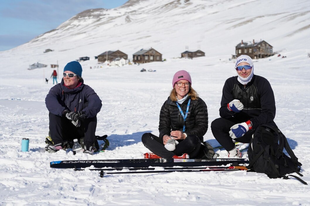 Bedre enn skimaraton: – Det er nesten bedre enn maraton. Et veldig bra arrangement, sier Simon Grahl (t.h.) som er her sammen med Eline Foss Liverud og fastboende, Ingvild Øyjordet (t.v.). Bedre enn skimaraton: – Det er nesten bedre enn maraton. Et veldig bra arrangement, sier Simon Grahl (t.h.) som er her sammen med Eline Foss Liverud og fastboende, Ingvild Øyjordet (t.v.).