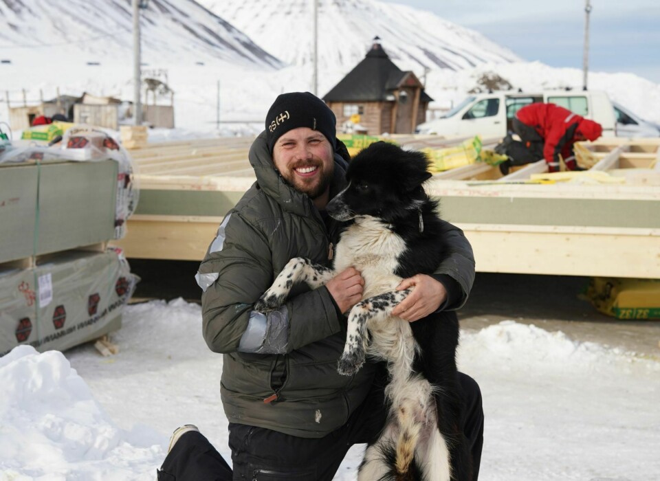 Nytt bygg: Audun Salte på Svalbard Husky er i gang med bygging av nytt servicebygg. Men omstillingsmidlene skal brukes til nye aktiviteter i hundegården. Hunden Remington liker seg godt.