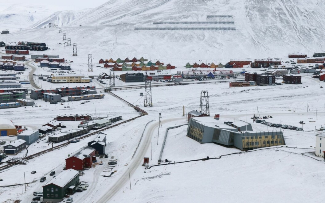 FAMILIEVOLD: Krisesenter frykter mørketall for familievold i Longyearbyen. Sysselmannen har behandlet to slike saker det siste året. FAMILIEVOLD: Krisesenter frykter mørketall for familievold i Longyearbyen. Sysselmannen har behandlet to slike saker det siste året.