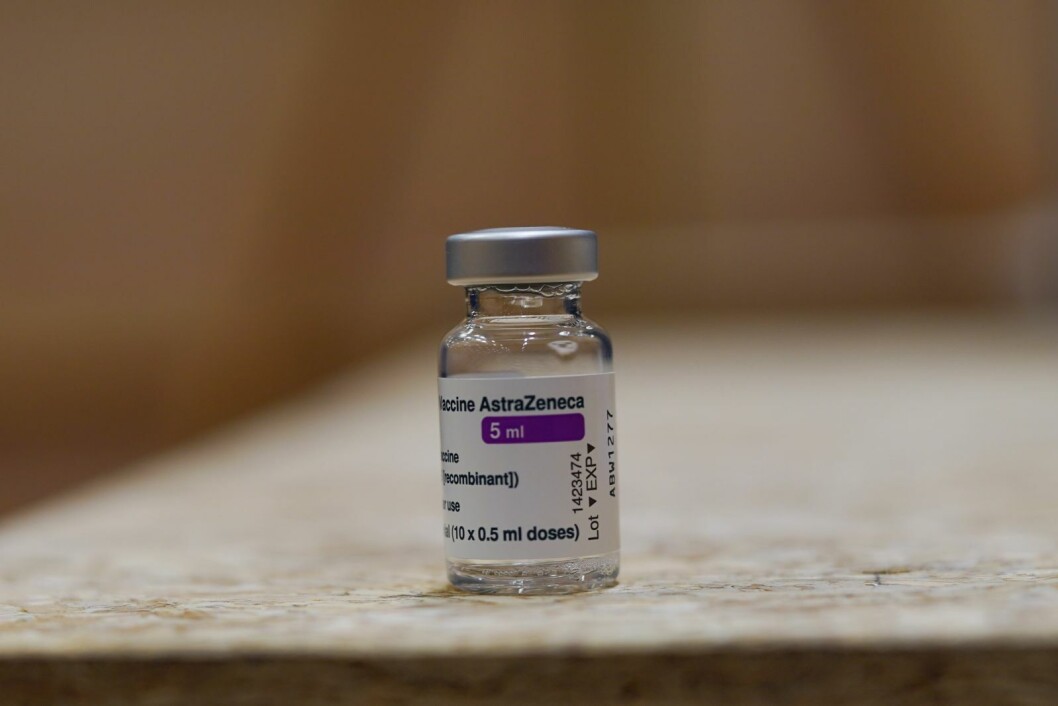 AstraZeneca: Denne vaksinen fikk 176 personer i Longyearbyen 10. mars. Nå får de tilbud om Pfizer eller Modernas vaksine som dose to. AstraZeneca: Denne vaksinen fikk 176 personer i Longyearbyen 10. mars. Nå får de tilbud om Pfizer eller Modernas vaksine som dose to.