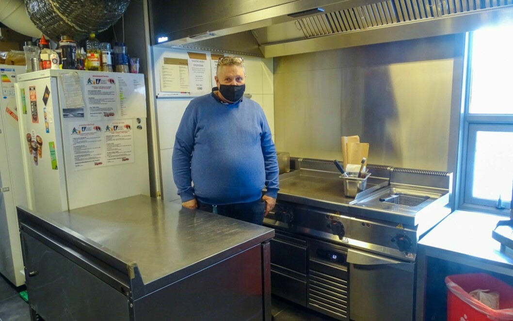 KJØKKENPROSJEKT: Daglig leder i Isbjørnbutikken, Leif-Arne Plahter, bruker omstillingspenger til å lage en bedre kjøkkenløsning.