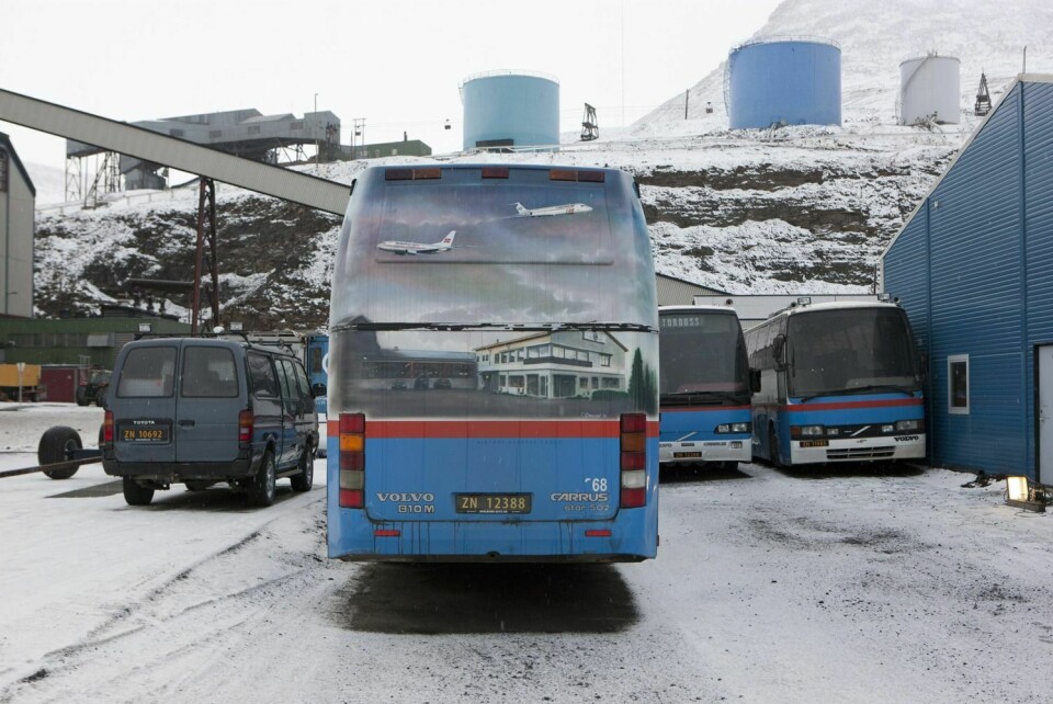 De fleste bussene som kjører rundt i Longyearbyen er kjøpt brukt fra et busselskap i Trondheim. Derfor er de utsmykket med motiver fra Trondheim.
