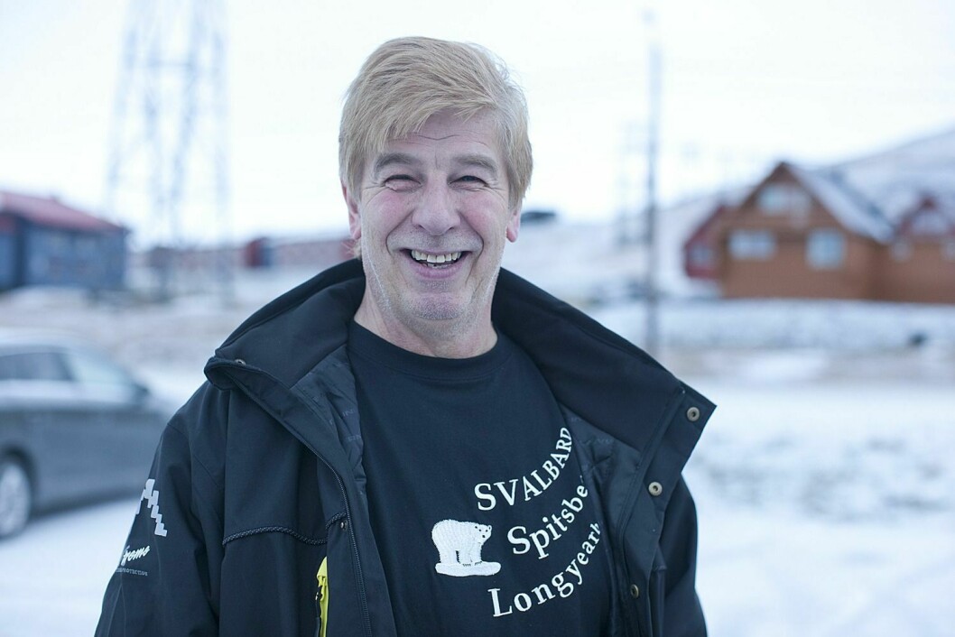 Hans Edvard Nøis (59) er bosatt på Nøss på Andøya, eller Nøis som stedet en gang het. Etter en yrkesskade måtte han slutte som snekker, og kjører i dag skolebuss på hjemstedet.