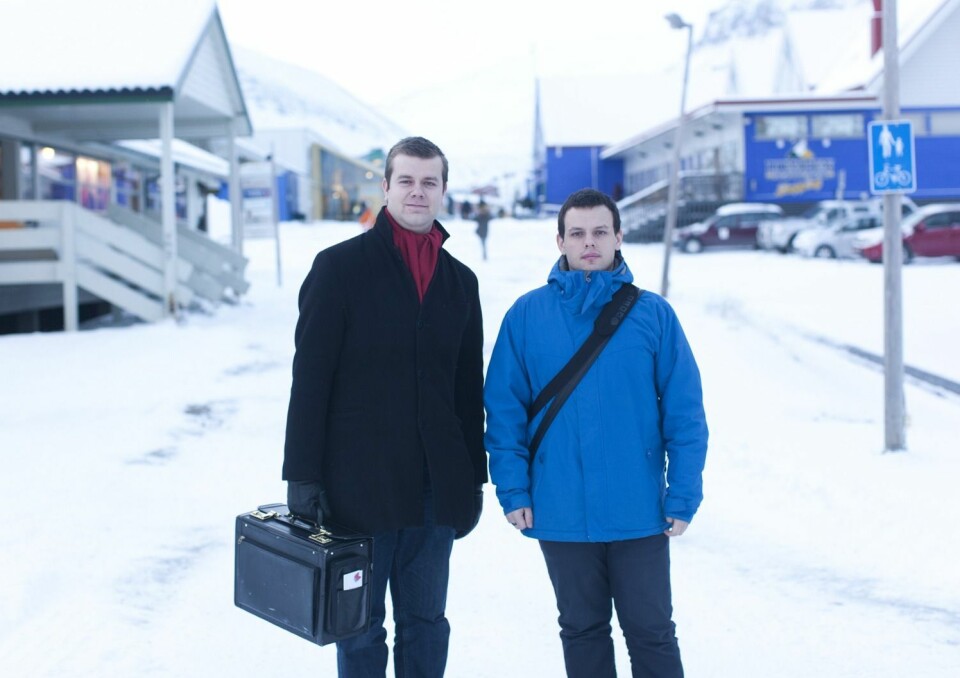 Vegard Lauvdahl (t.v.) fra Mo i Rana og Kristoffer Vik fra Narvik var denne uken i Longyear-byen for å møte folk med behov for juridisk hjelp. Begge studerer juss ved Universitetet i Tromsø, og er i gang med 3. avdeling.