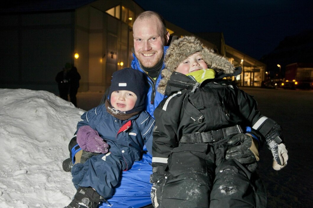Inge Meløy med sønnene, tre år gamle  Vinjar (t.v.) og Styrk på fem.