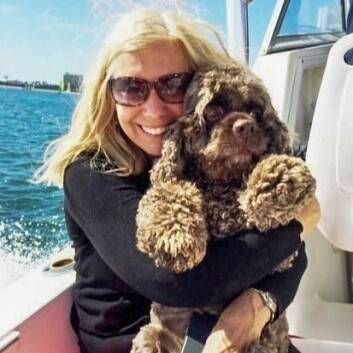 BARNEBOK FRA SVALBARD: Amerikanske Jeanne Bender utgir straks sin femte barnebok om hundevalpen Lindie Lou. Denne gangen er handlingen lagt til Svalbard. BARNEBOK FRA SVALBARD: Amerikanske Jeanne Bender utgir straks sin femte barnebok om hundevalpen Lindie Lou. Denne gangen er handlingen lagt til Svalbard.