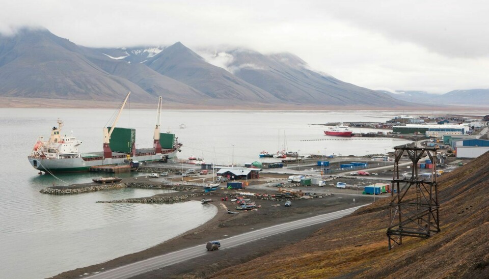 Cruiseskipet lå til havn i Longyearbyen da tyveriet ble meldt til politiet. Bildet av havnen er tatt ved en tidligere anledning.