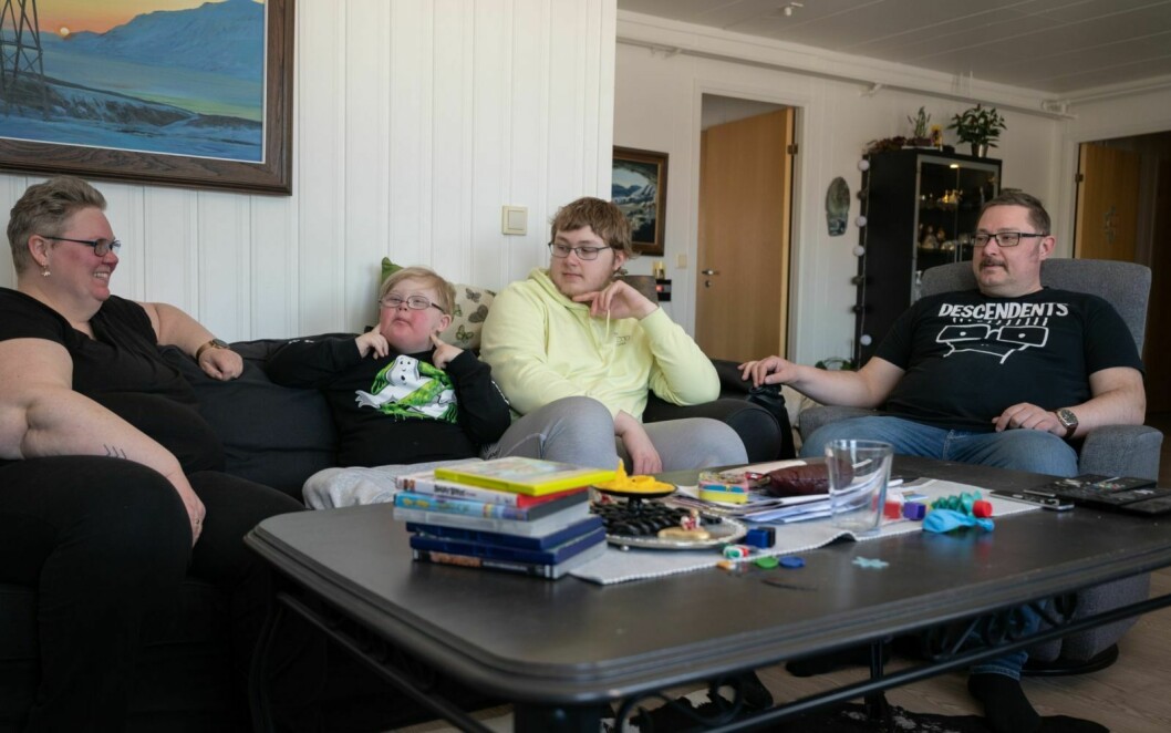Hjemme: Svalbardposten møter familien på fire hjemme etter skoletid. Humørsprederen Teodor er mest opptatt av å gjøre kule grimaser for fotografen. Her sammen med mamma Unn Marita Johansen, bror Jonatan Johansen og pappa Preben Andreassen.
