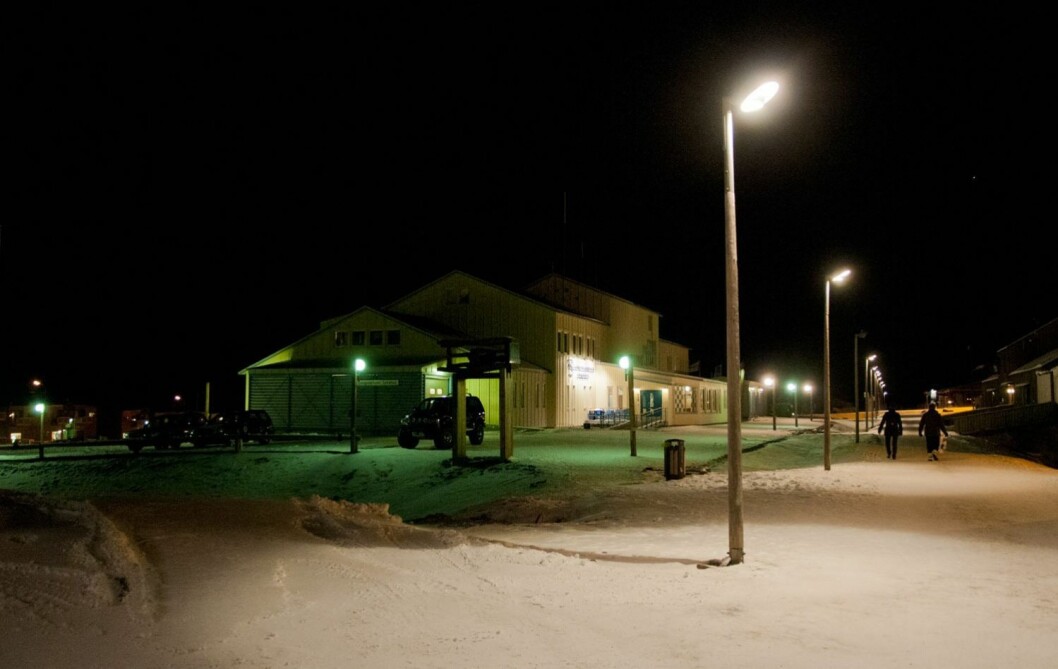 Den ene bilen ble tatt fra parkeringsplassen untenfor Longyearbyen sykehus. Den ene bilen ble tatt fra parkeringsplassen untenfor Longyearbyen sykehus.