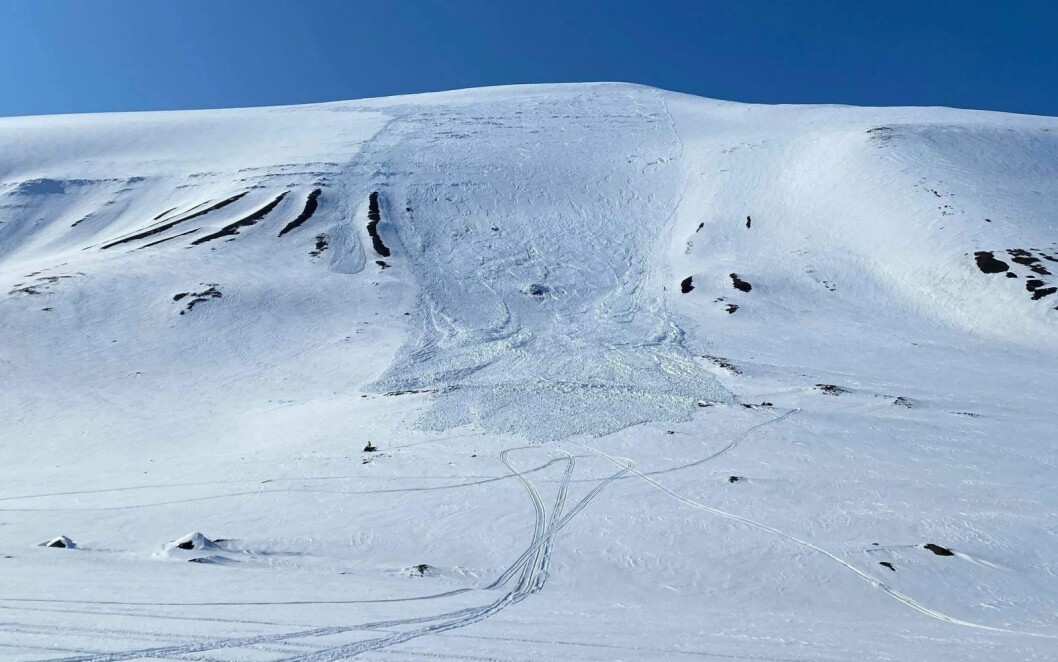 UNDERSØKT: Mannskaper fra Sysselmannen har ikke funnet spor som tyder på at noen ble tatt av skredet ned mot Longyearbreen. UNDERSØKT: Mannskaper fra Sysselmannen har ikke funnet spor som tyder på at noen ble tatt av skredet ned mot Longyearbreen.