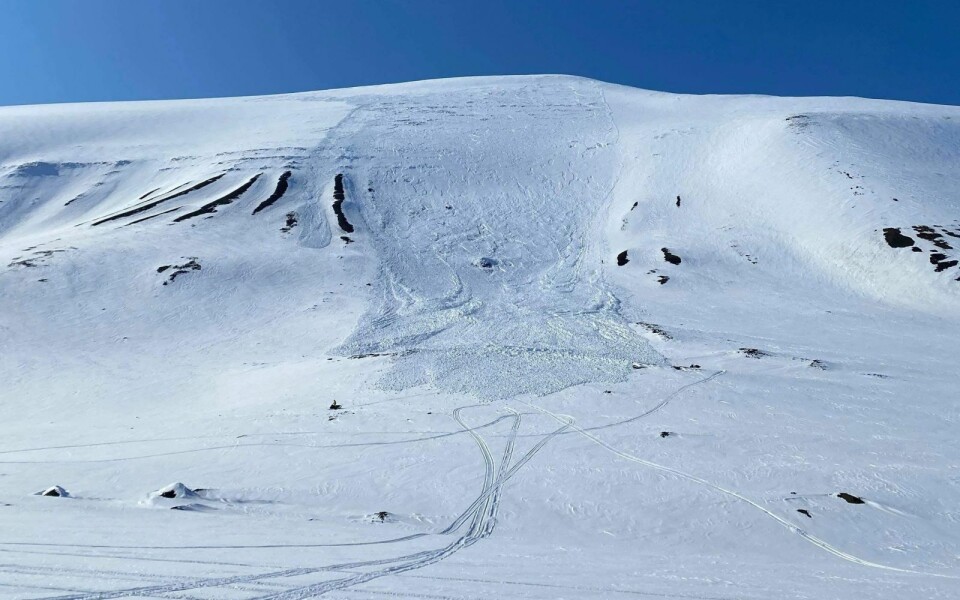 UNDERSØKT: Mannskaper fra Sysselmannen har ikke funnet spor som tyder på at noen ble tatt av skredet ned mot Longyearbreen.