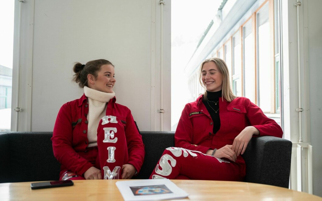 Marte Nilssen Alexandersen og Liv-Anna Ringheim ble veldig overrasket da de fant ut at de hadde vunnet pris for oppgaven de hadde skrevet.
