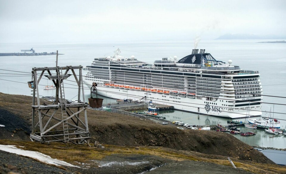 Cruiseskipet MSC «Preziosa» med sine 4.000 under et av skipets tidligere besøk i Longyearbyen.