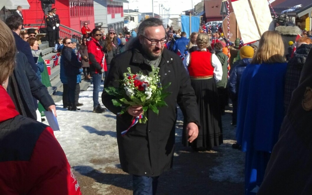 HEDRET: Russlands generalkonsul på Spitsbergen, Sergey Gushchin, la ned blomster ved gruvebus-statuen i gågata 17. mai.