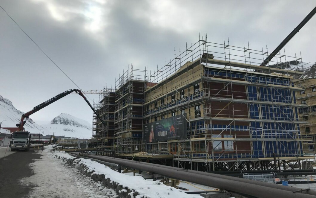 BESØKSTALL: Mer enn hver fjerde hotellovernatting i Longyearbyen denne uka skyldes byens byggeprosjekter, hvor det største for tiden er de nye studenthyblene på Elvesletta.