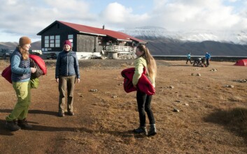 Campingplasseier Michelle van Dijk, lengst til høyre i bildet, har bestemt seg for å selv finansiere isbjørngjerdet. Campingplasseier Michelle van Dijk, lengst til høyre i bildet, har bestemt seg for å selv finansiere isbjørngjerdet.