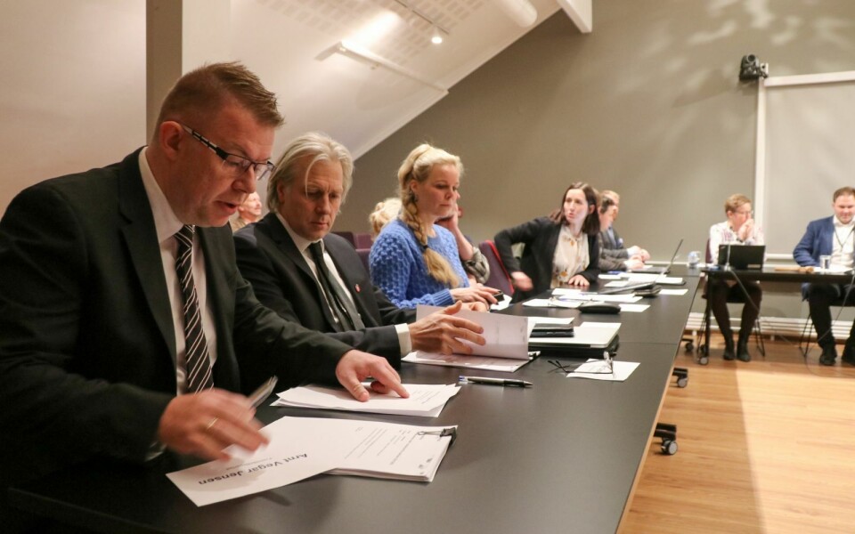 IKKE HELT FORNØYD: Longyearbyen Frps leder Arnt Vegar Jensen (nærmest) sitter ikke lenger i lokalstyret, men deltar i forhandlingene. Han røper at partiet ikke er helt fornøyd med Polfarersamarbeidets vedtak om Svalbardpakke 2. – Enkelte bedrifter faller utenfor. Det er vi ikke er helt komfortable med, skriver han blant annet. IKKE HELT FORNØYD: Longyearbyen Frps leder Arnt Vegar Jensen (nærmest) sitter ikke lenger i lokalstyret, men deltar i forhandlingene. Han røper at partiet ikke er helt fornøyd med Polfarersamarbeidets vedtak om Svalbardpakke 2. – Enkelte bedrifter faller utenfor. Det er vi ikke er helt komfortable med, skriver han blant annet.