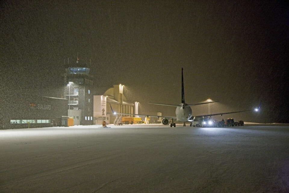 Avinors brannmannskaper deltar i slokkingsarbeidet på Energiverket. Det gir redusert bemanning ved Svalbard lufthavn. Avinors brannmannskaper deltar i slokkingsarbeidet på Energiverket. Det gir redusert bemanning ved Svalbard lufthavn.