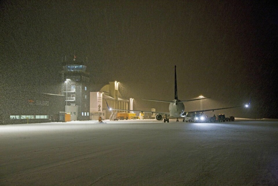 Avinors brannmannskaper deltar i slokkingsarbeidet på Energiverket. Det gir redusert bemanning ved Svalbard lufthavn.