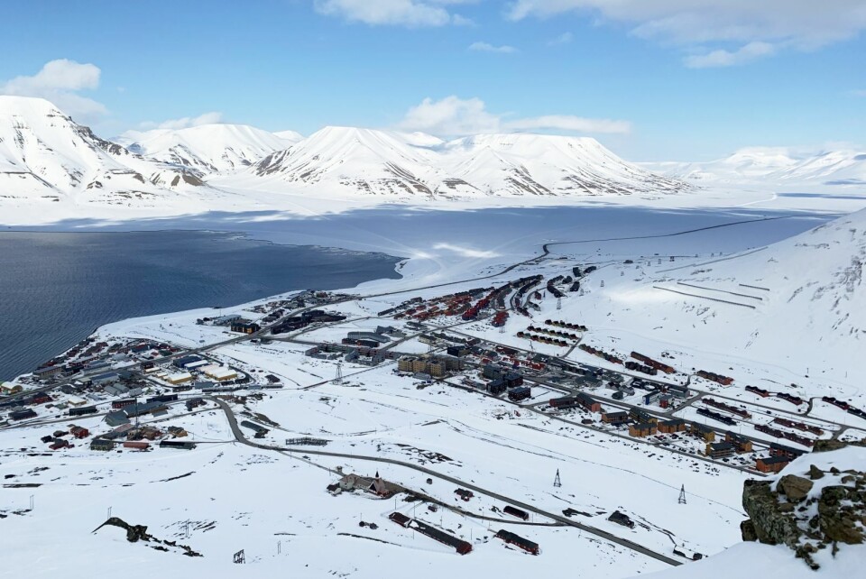 Hvilket samfunn? Hvordan kan en tenke rundt det å utvikle dette lille samfunnet her nord og ta vare på en populasjon på drøyt 2000 mennesker med Svalbardtraktaten i bunn, spør artikkelforfatteren?